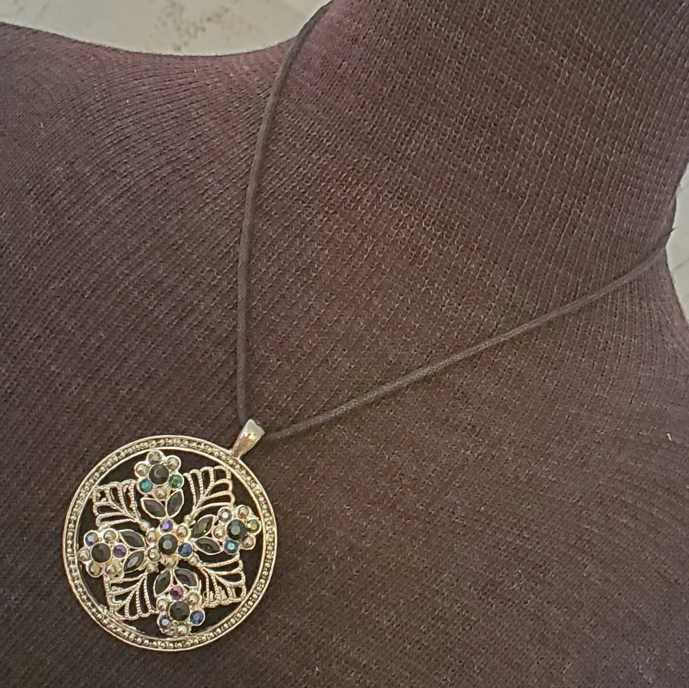 Vintage 1990s silvertone disc pendant necklace, floral design and rhinestones